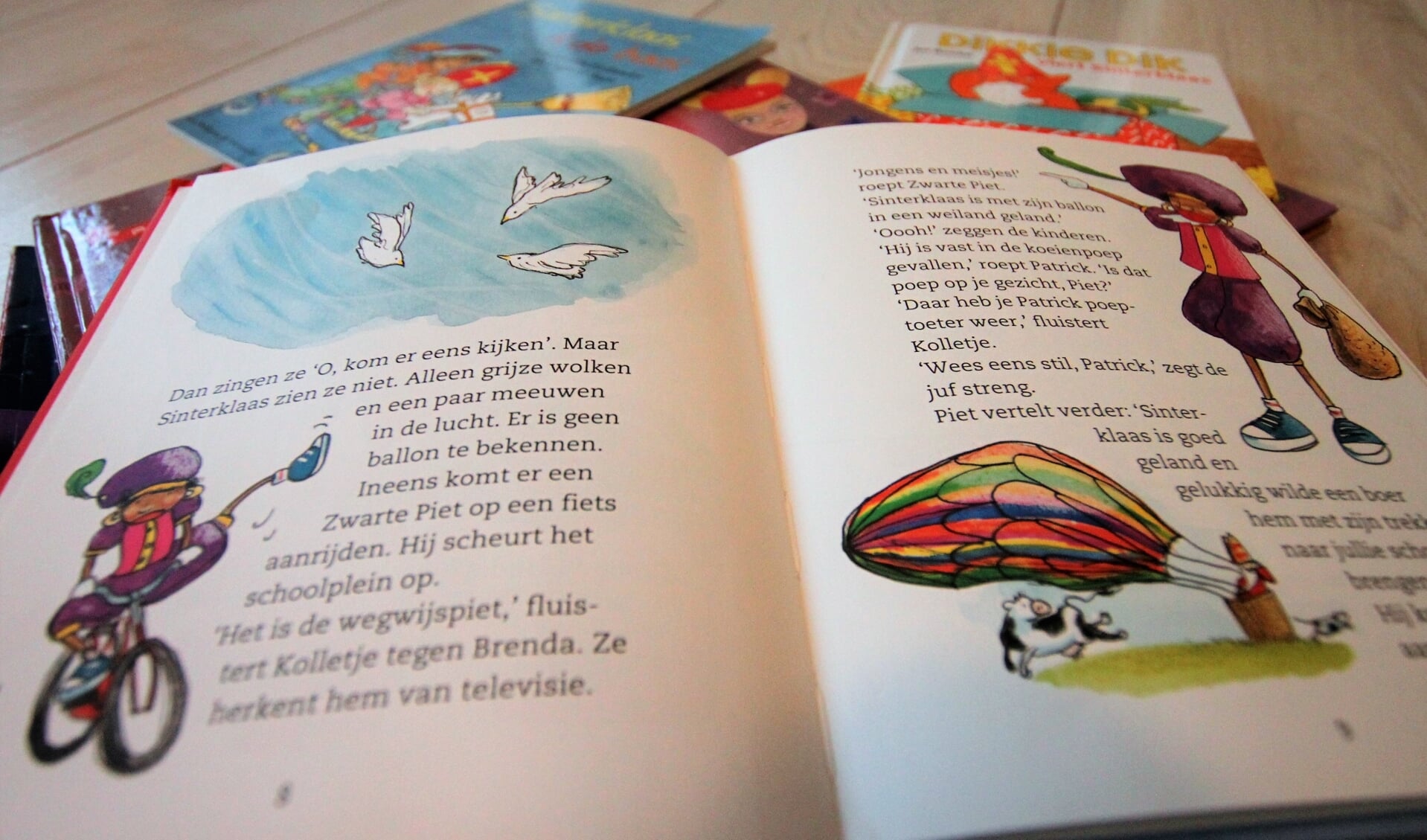• In oudere Sinterklaasboeken is Zwarte Piet vaak zwart. 