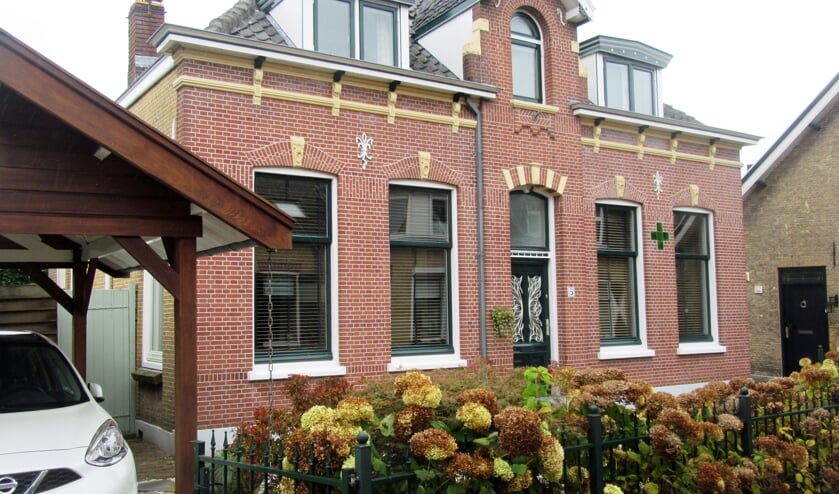 <p>• Het fraaie woonhuis aan de Schoolstraat 5 in Lekkerkerk.</p>