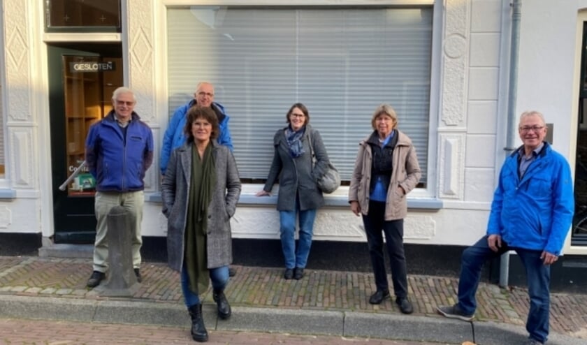 <p>Een bijna compleet VOL-bestuur. blij verrast met de kans om midden tussen plaatselijke monumenten een aanspreekpunt en expositieruimte te kunnen inrichten. (Foto: Vereniging Oud-Linschoten)</p>