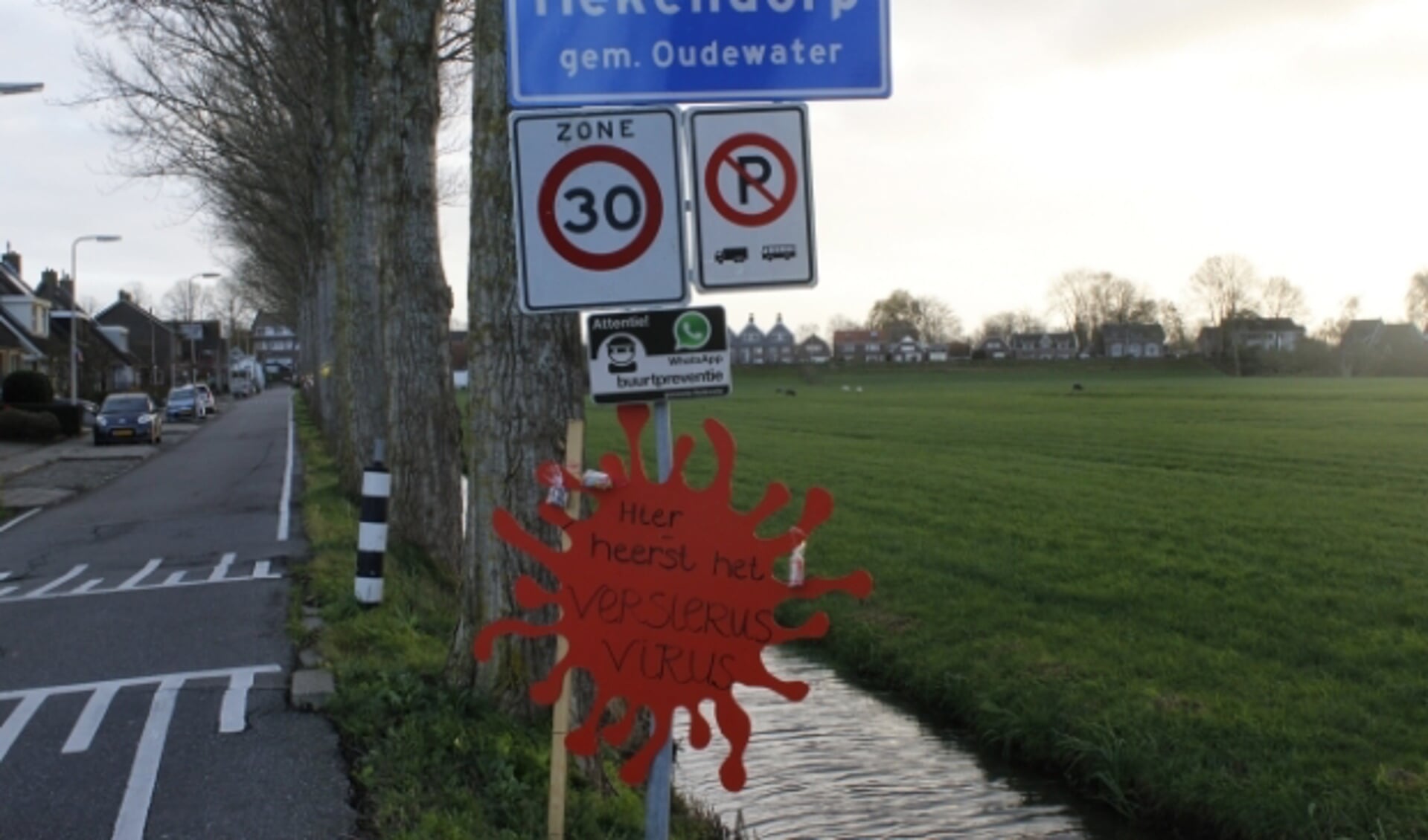 Bij binnenkomst in Hekendorp worden bezoekers meteen gewaarschuwd. Hier heerst het Versierus Virus! Niet gevaarlijk, maar wel heel besmettelijk. Foto: Sinterklaasvereniging Hekendorp 