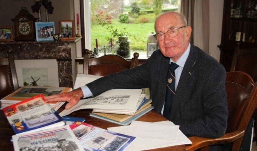 <p>Joop van Vliet kan putten uit een overvloed aan materiaal om nog veel meer verhalen over Lopik vast te leggen. (Foto: Lysette Verwegen)</p>