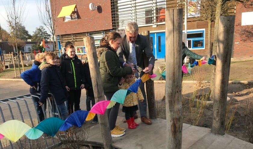• Onderwijswethouder Wubbo Tempel kwam langs om op het vergroende schoolplein, samen met de jongste en oudste leerling van de school, een lintje door te knippen.