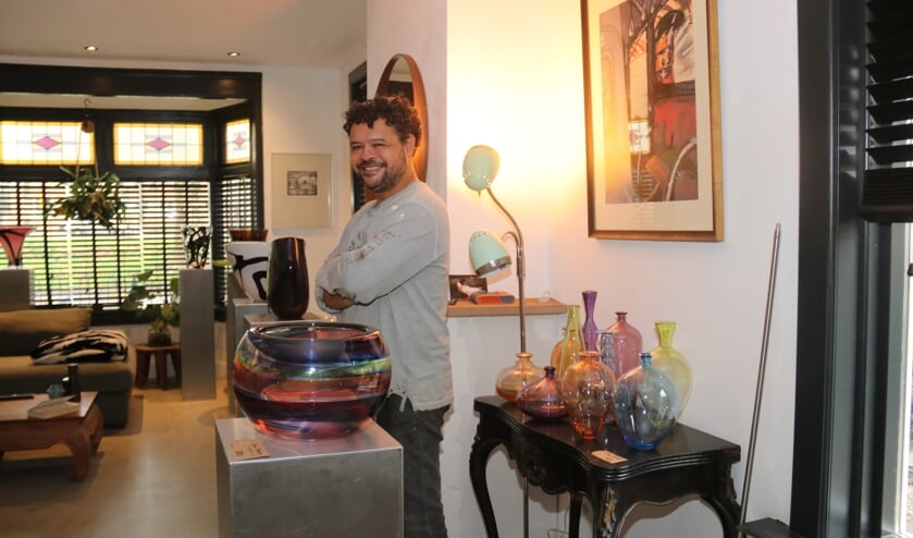<p>• De woonkamer van Marco is tijdelijk omgebouwd tot expositieruimte. </p>
