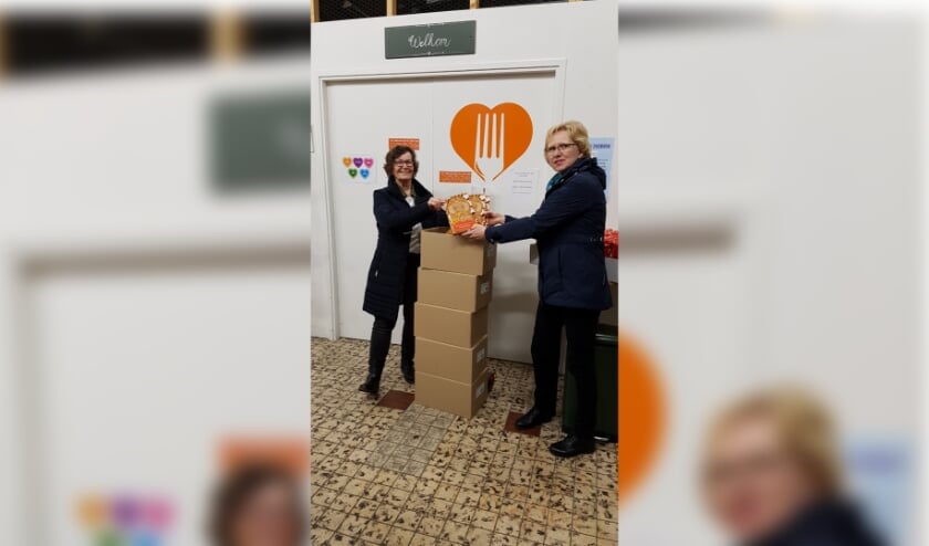 • Namens de Voedselbank Alblasserdam nam Sarah Baan (l.) de speculaaspoppen in ontvangst die Petra van Leeuwen van het Crea-team kwam brengen.
