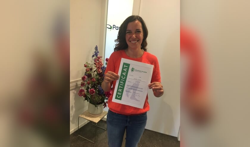 • Sonia Da Silva met het certificaat van deelname aan de pilot.