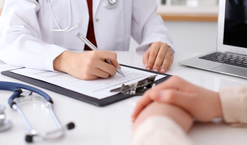 <p>Close up of a female doctor filling up an application form while consulting patient. Medicine and health care concept</p>