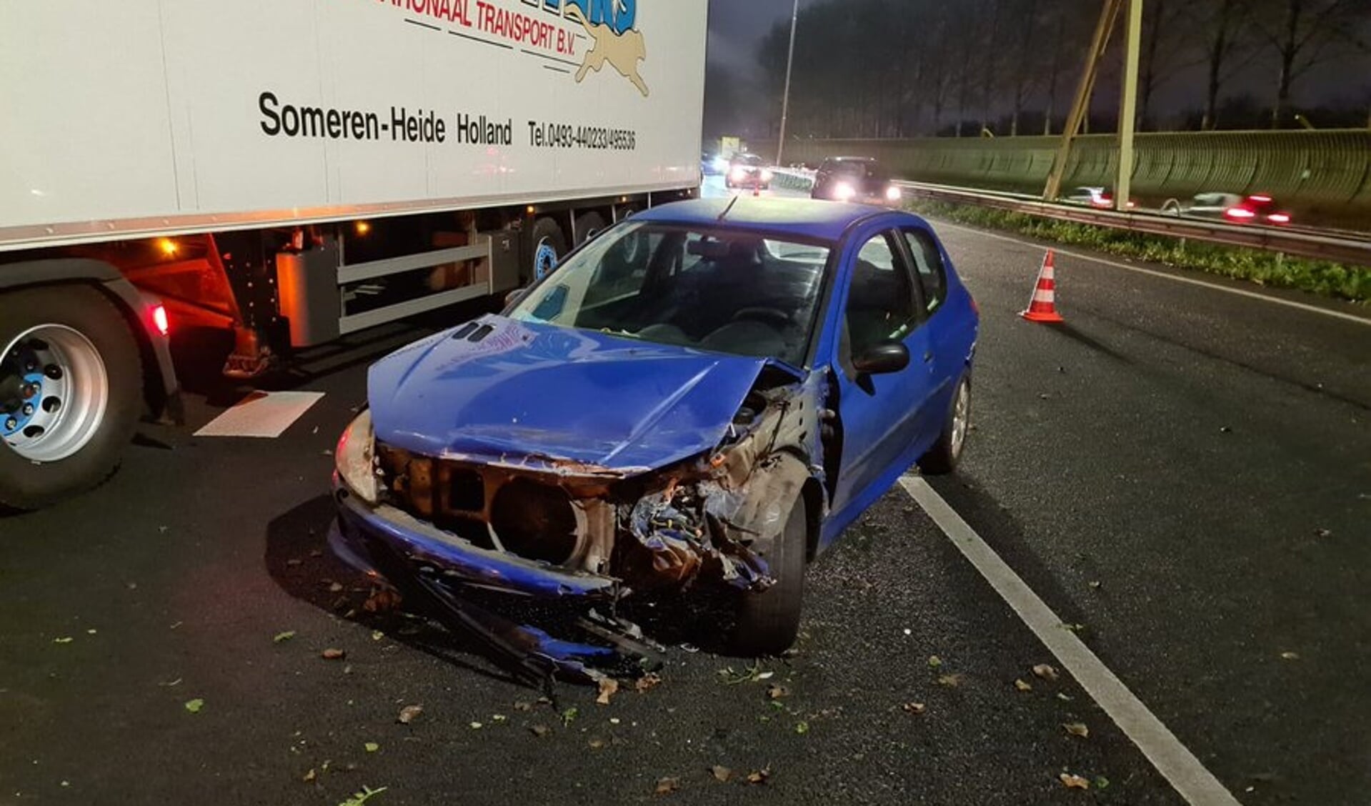 • Een van de auto's die betrokken was bij het eerste ongeval op de A15.