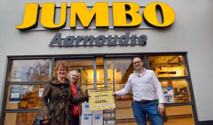 <p>De klanten van Jumbo Aarnoudse gaven de Voedselbank voor 1675 euro aan houdbare producten. Jaap-Jan Aarnoudse verdubbelt dit bedrag voor de aankoop van nieuwe producten. Foto: Paul van den Dungen</p>