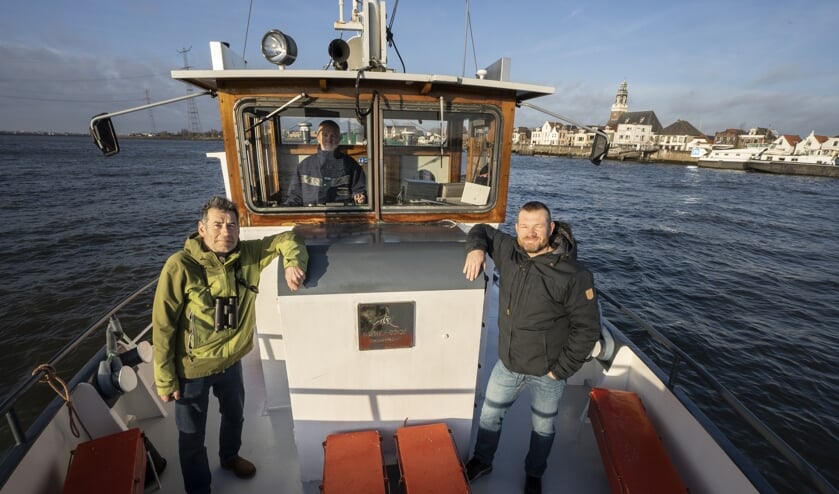 <p>• Jaap Graveland en Richard Slagboom op het pontje tussen Lekkerkerk en Nieuw-Lekkerland. Het project Prachtlint gaat zo symbolisch de rivier over.</p>