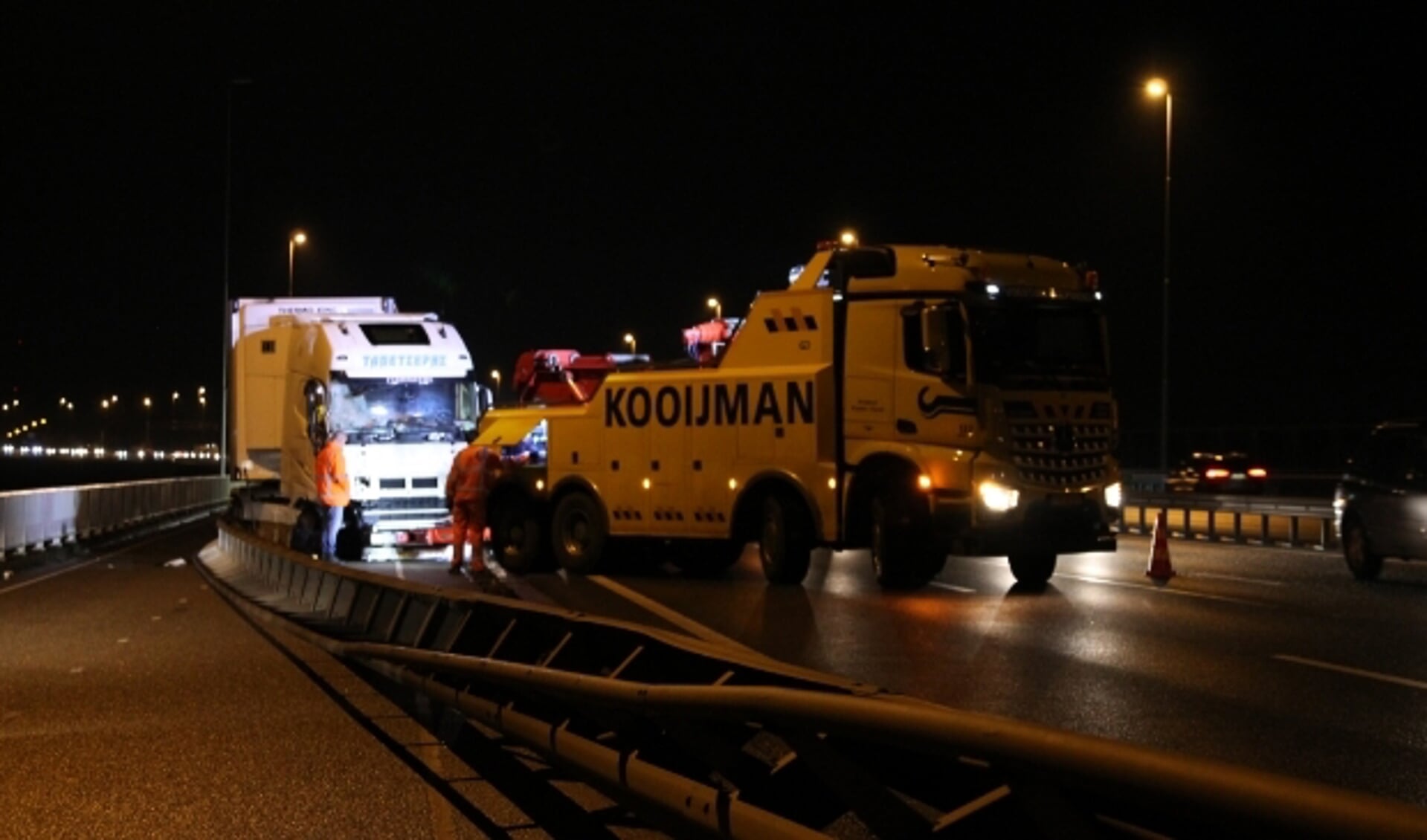 Vrachtwagenchauffeur rijdt in op auto van Rijkswaterstaat