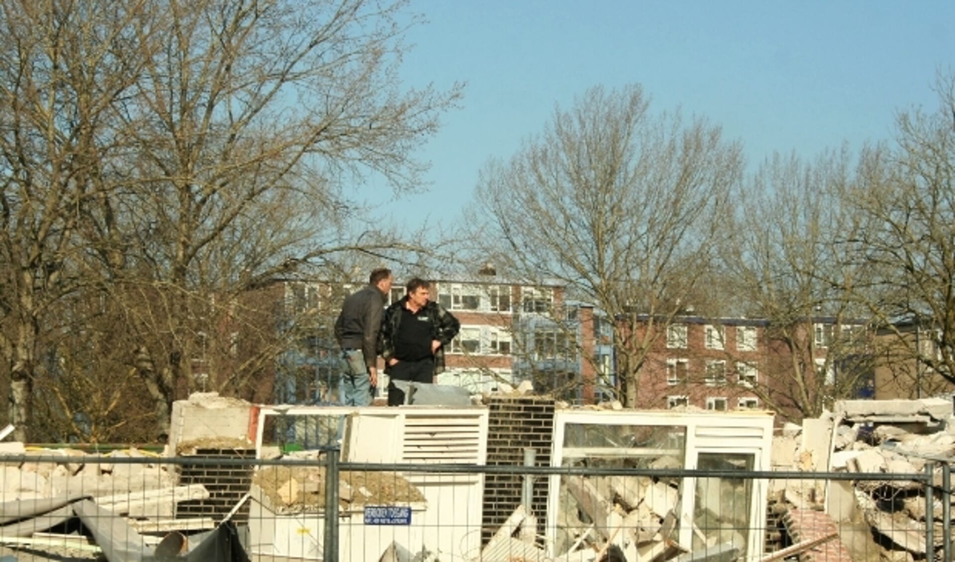 Zoals flats in IJsselveld-Oost zijn afgebroken voor nog hogere hoogbouw, zo voelt ook de bewonersgroep zich afgebroken. (Archief L. Verwegen)