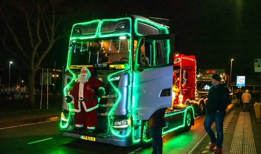 Met verlichte trucks en kerstliedjes langs de Hof van Batensteijn en Regenboog
