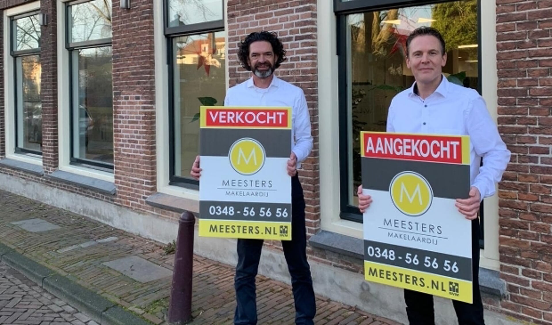 V.l.n.r.: Jan Meesters en zijn opvolger Daniël van Mourik voor het makelaarskantoor aan de Donkere Gaard. (Foto: PR)