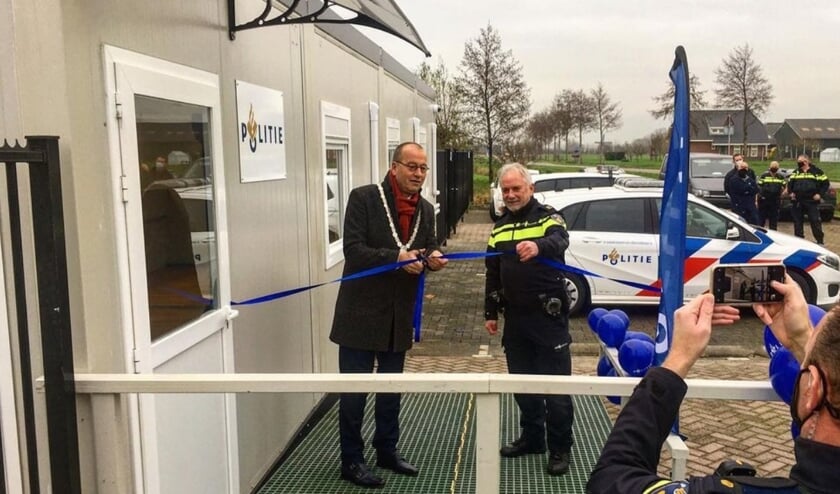 • Burgemeester Segers knipt het lintje door.