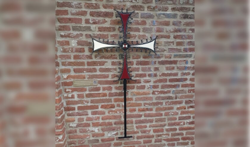 <p>• De replica van het Kruisheren gevelkruis zoals het aan de stadsmuur in Asperen hing.</p>