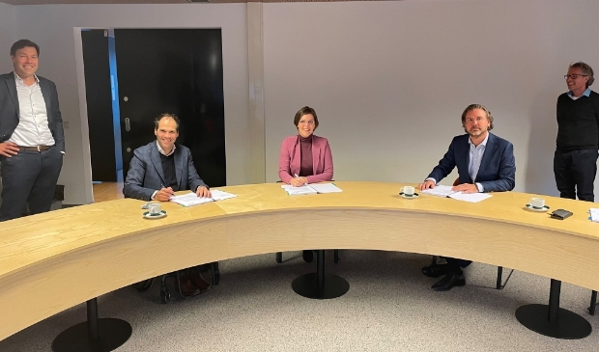 De IJsselsteinse wethouder Eveline Schell zette in het IJsselsteinse gemeentehuis namens vier gemeenten haar handtekening onder de overeenkomsten.