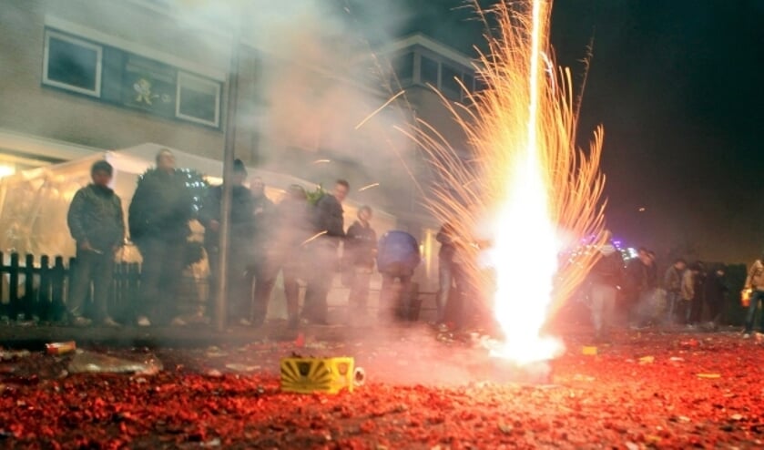 Gezellig samen vuurwerk afsteken zit er dit jaar niet in. Tiel-Oost op archieffoto van Jan Bouwhuis.