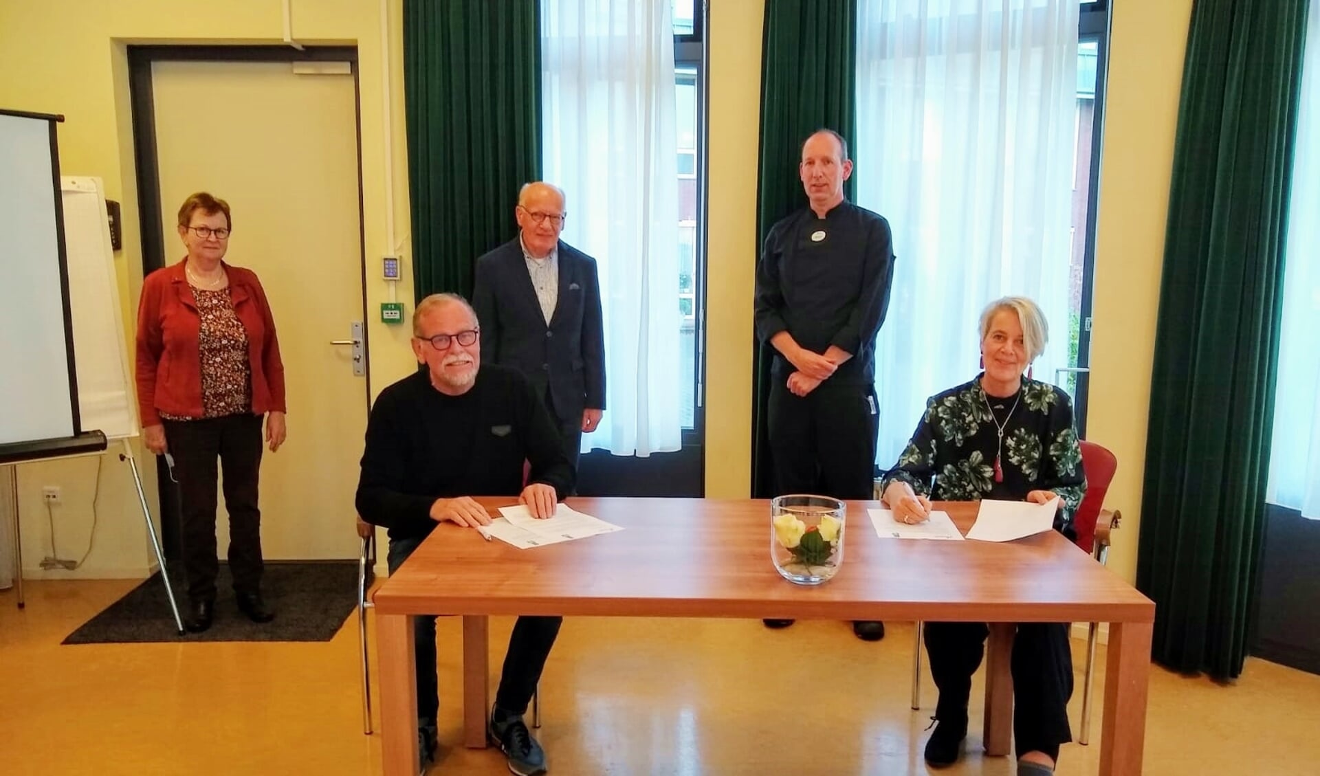 • De ondertekening, met van links naar rechts Dini Resseler (secretaris VHG), Johan de Kruijk (voorzitter VHG), Egbert Hamerpagt (penningmeester VHG), Barend de Zwart (souschef Present) en Janneke Louisa-Muller (bestuurder Present).