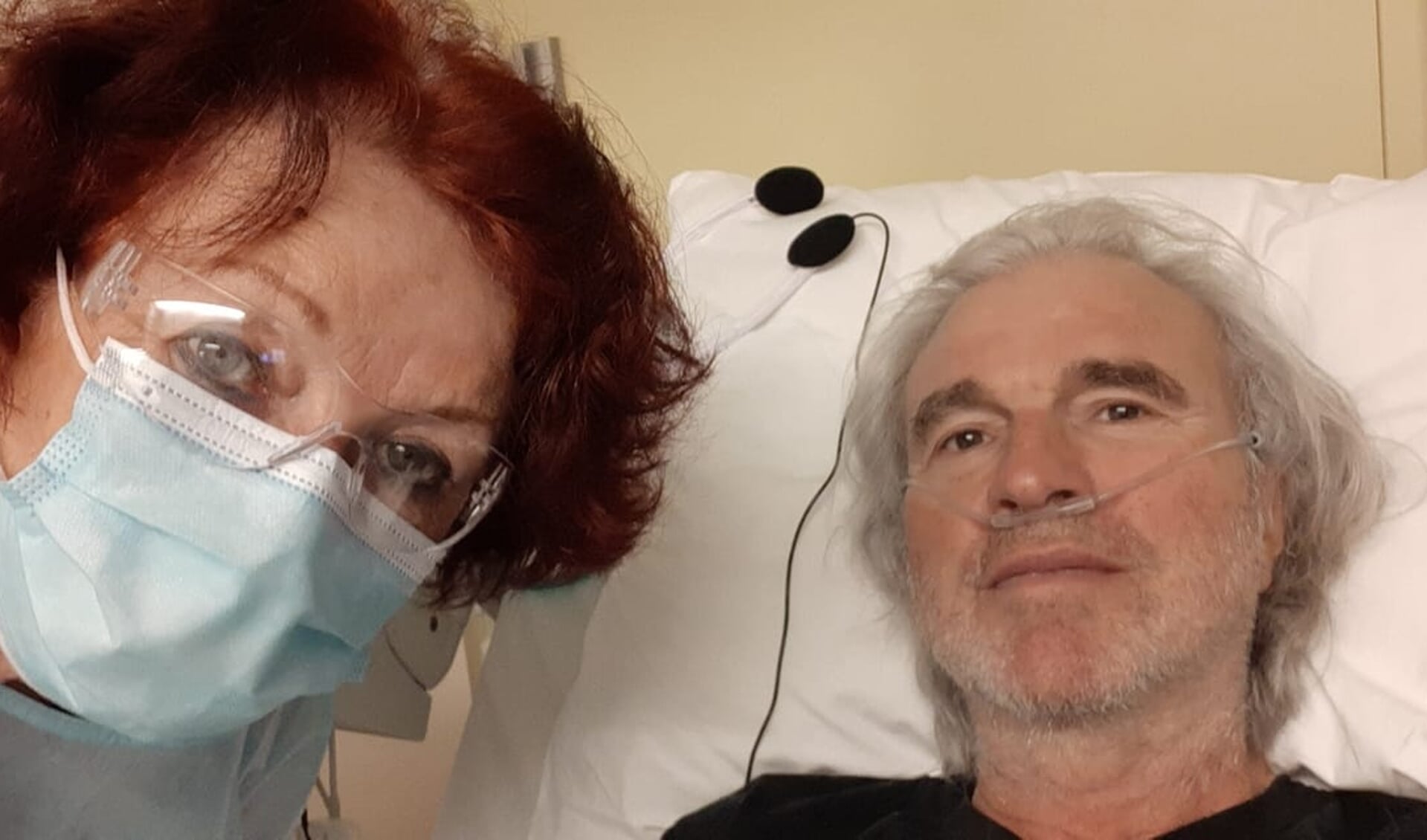 • Peter Dons is geveld door het coronavirus en ligt in het ziekenhuis. Links zijn vrouw Lianne.