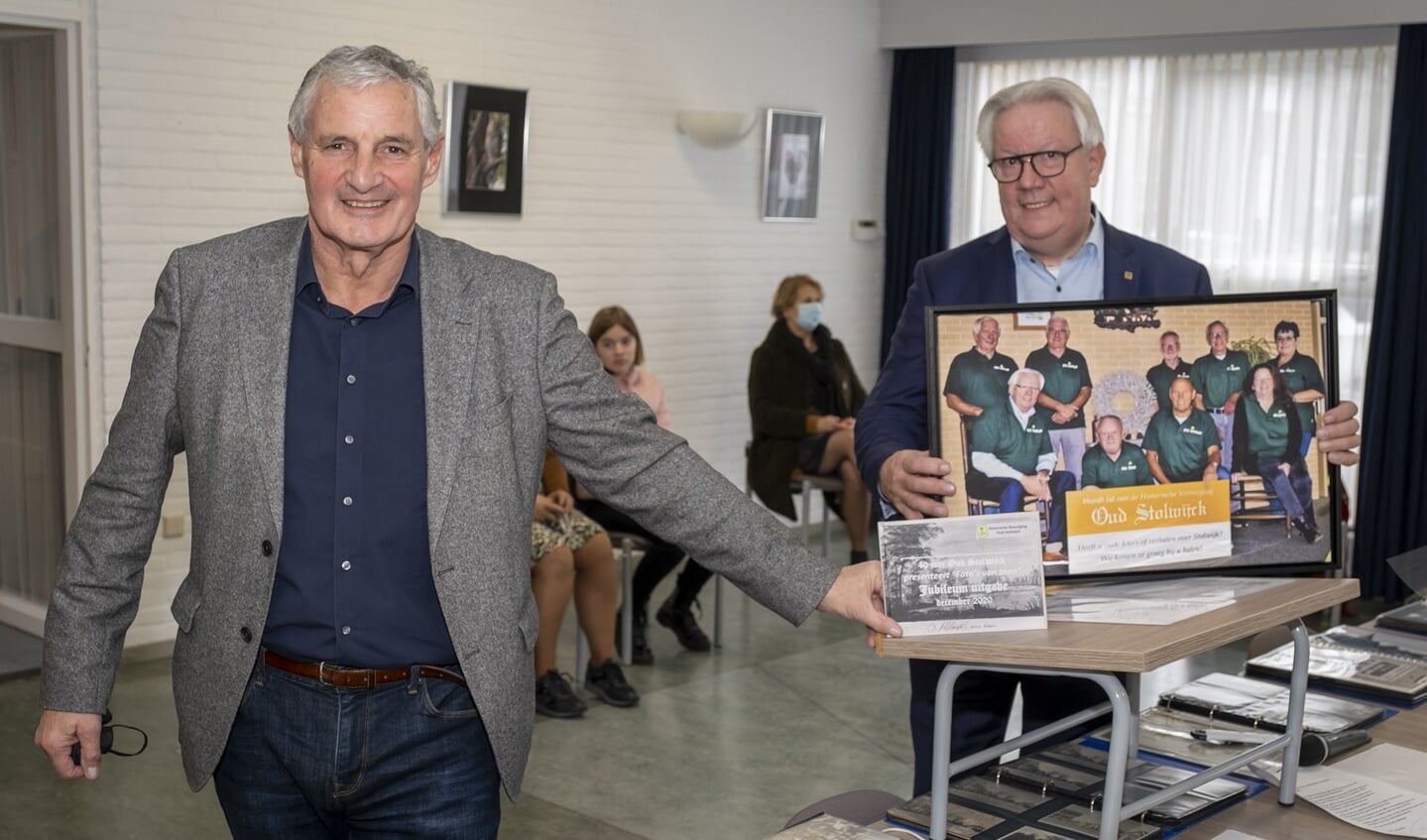 •  Wethouder Leon de Wit (l) ontving het jubileumfotoboekje van Oud Stolwijck-voorzitter Arie Burggraaf.  