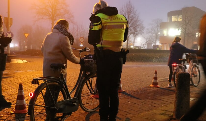 • Agenten deelden boetes uit voor het niet voeren van verlichting op de fiets.