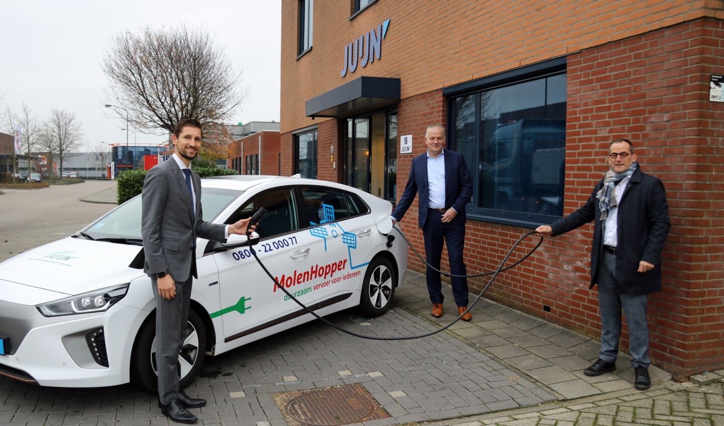 • Wethouder Kraaijeveld, gemeente Gorinchem (links), Arjen Juijn, Vervoersbedrijf Juijn BV (midden) en wethouder Quik (rechts) bij een van de nieuwe elektrische MolenHopper taxi's voor het Wmo-vervoer.
