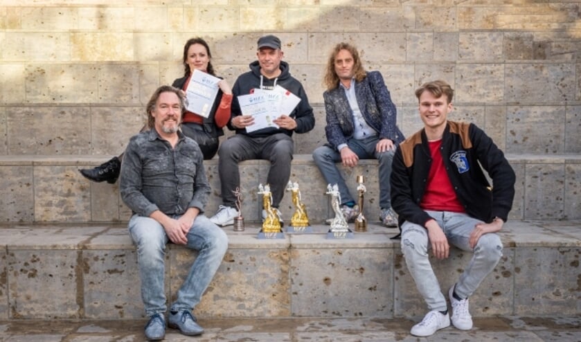 <p>De jonge Montfoortse ondernemer Chiel Baauw (rechts) van The New Standard met zijn partners van ontwerpbureau IDEA 2 en Draeckensteijn Media. Met in het midden: de awards. (Foto: PR)</p>
