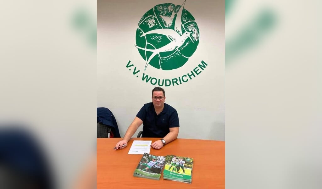 • Erwin van Breugel tekent zijn contract bij vv Woudrichem.