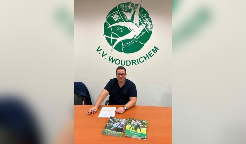 • Erwin van Breugel tekent zijn contract bij vv Woudrichem.
