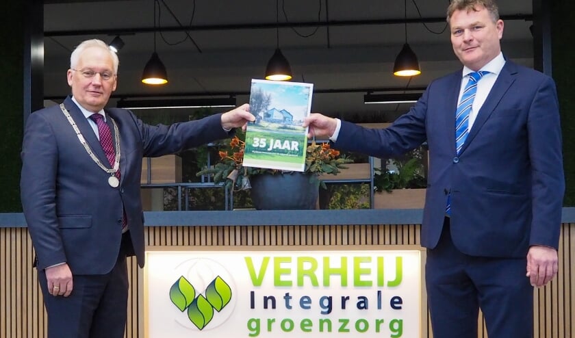 <p>• Dirk van der Borg en Dick Verheij met het jubileumboek</p>