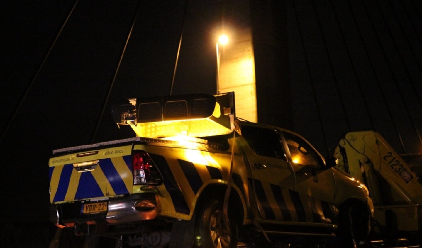 Vrachtwagenchauffeur rijdt in op auto van Rijkswaterstaat