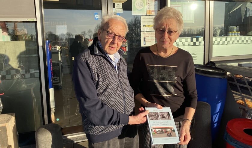 <p>• Arie en Ali Verwoerd kregen het eerste exemplaar van het boek 'Van petroleumbusje tot modern tankstation' overhandigd. </p>