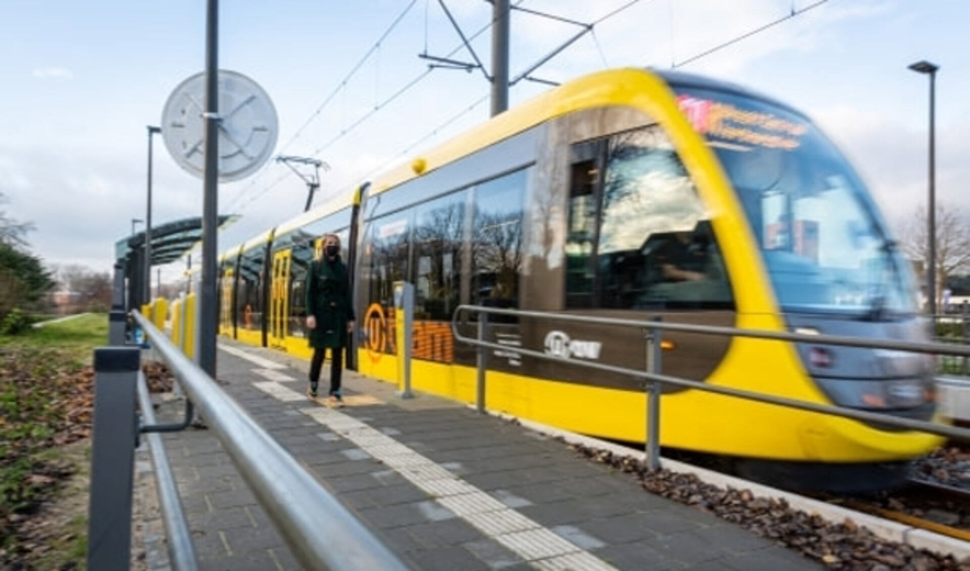 De nieuwe tram op de vernieuwde halte Zuilenstein in Nieuwegein. 