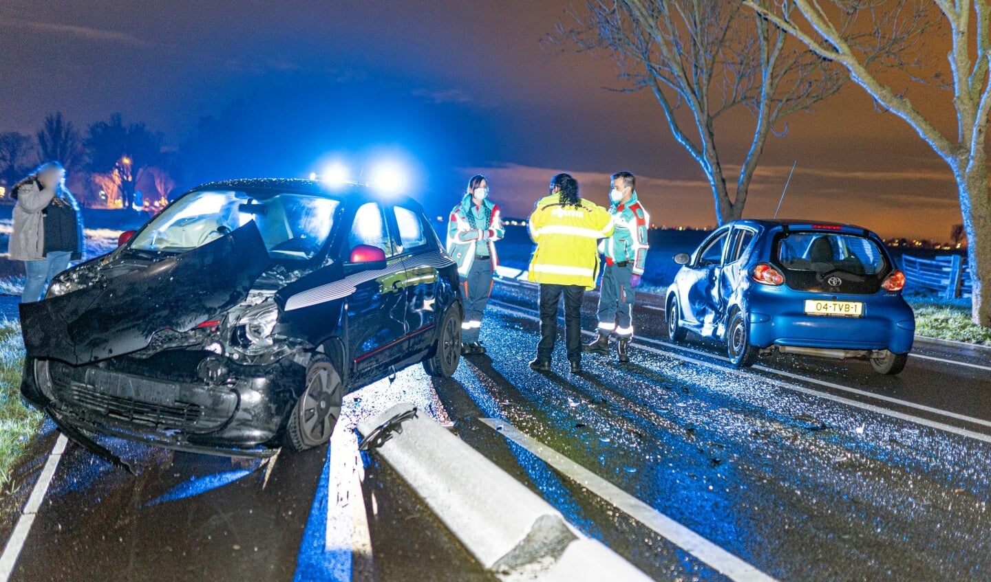 • De ravage na de botsing op de Middenpolderweg.