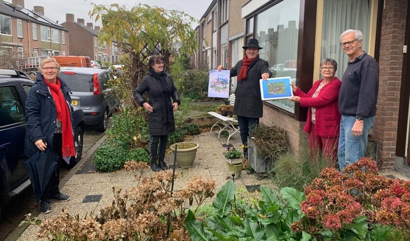 Burgemeester Segers reikte het eerste exemplaar uit
