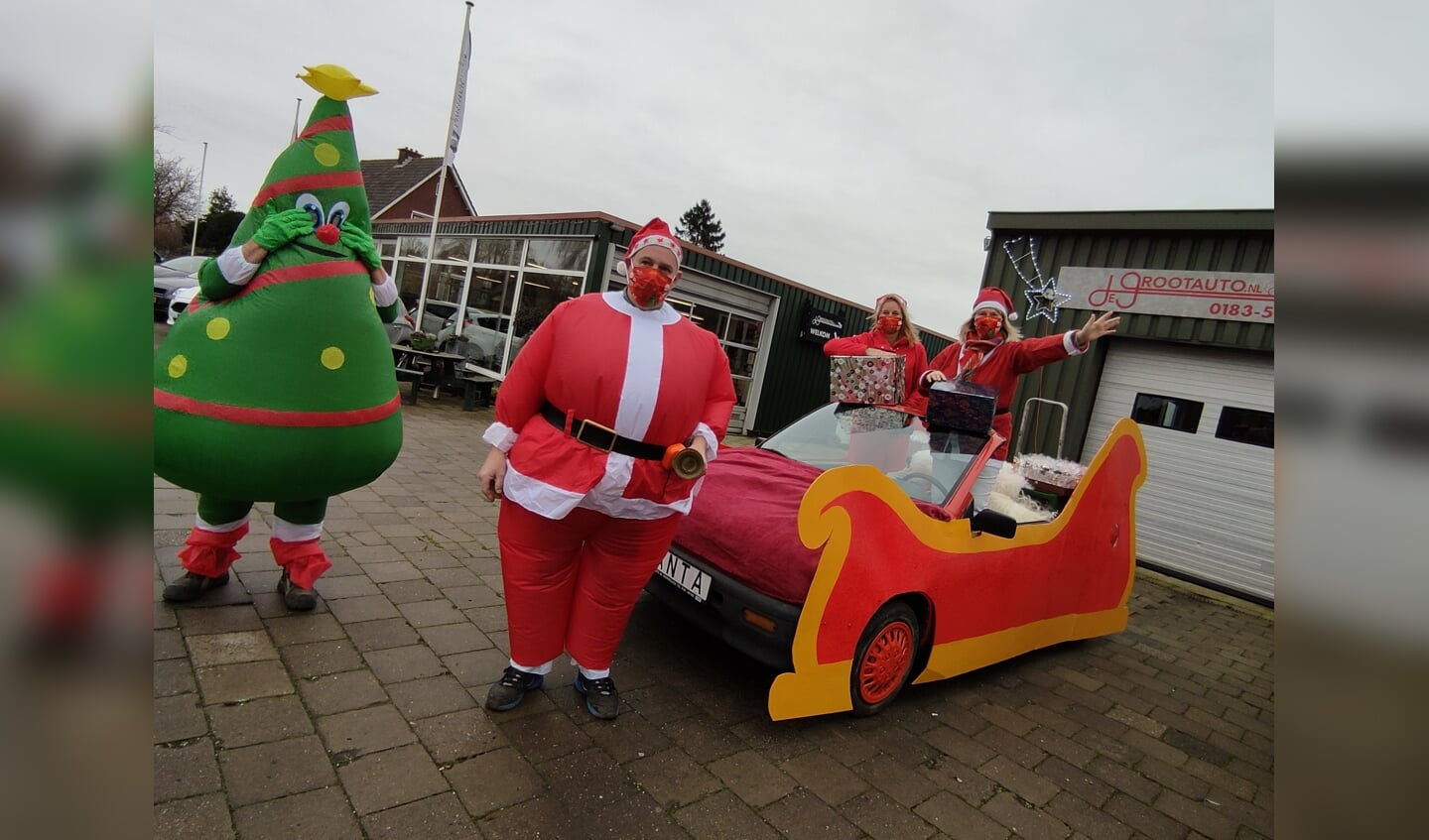 • Het team dat de kaarsjes rondbracht voor buurtvereniging Hoogeind in Noordeloos.