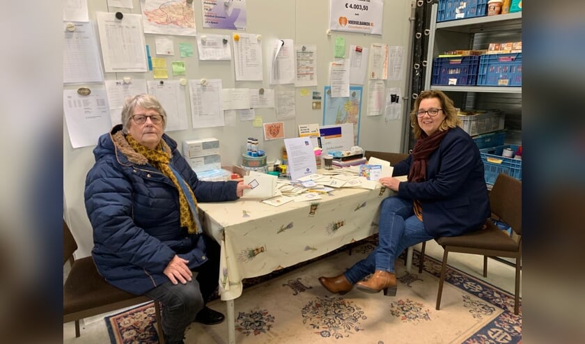 <p>• Jolanda Zwaan van Kiwanis Alblasserwaard overhandigt de cadeaubonnen aan een vrijwilligster van Voedselbank Giessenlanden Zederik.</p>