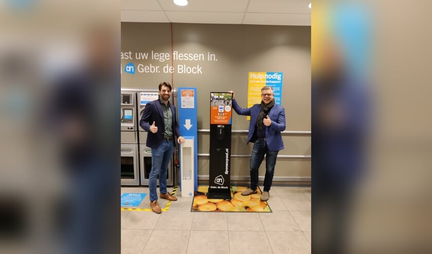 <p>• Anton Maurik en Dave de Block bij de donatiezuil in de supermarkt. </p>
