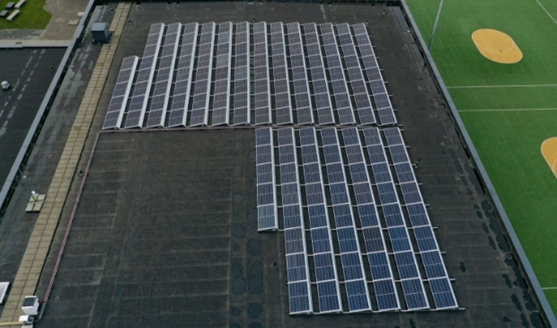 Het dak van sporthal De Oever op sportpark IJsseloever ligt (nog) niet helemaal vol met zonnepanelen. Wie nog mee wil doen aan het Buurtstroomproject  kan zich inschrijven. (Foto: Bernard Brosi)