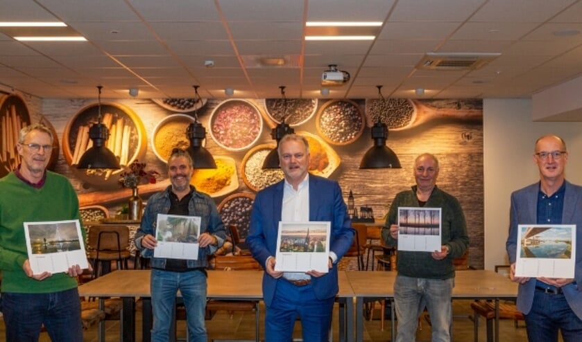 <p>Paul van Moorst, locatiemanager Ewoud; Martin Planken, organisator Fotowedstrijd IJsselstein; Hendrik-Jan van Oostrum, eigenaar Momenten van Leven; Jaap Schimmel, eigenaar Plus J. Schimmel; Ton Mooijenkind, zorgmanager Isselwaerde en Mariënstein (AxionContinu). Foto: Roberta Bunnik <br><br></p>