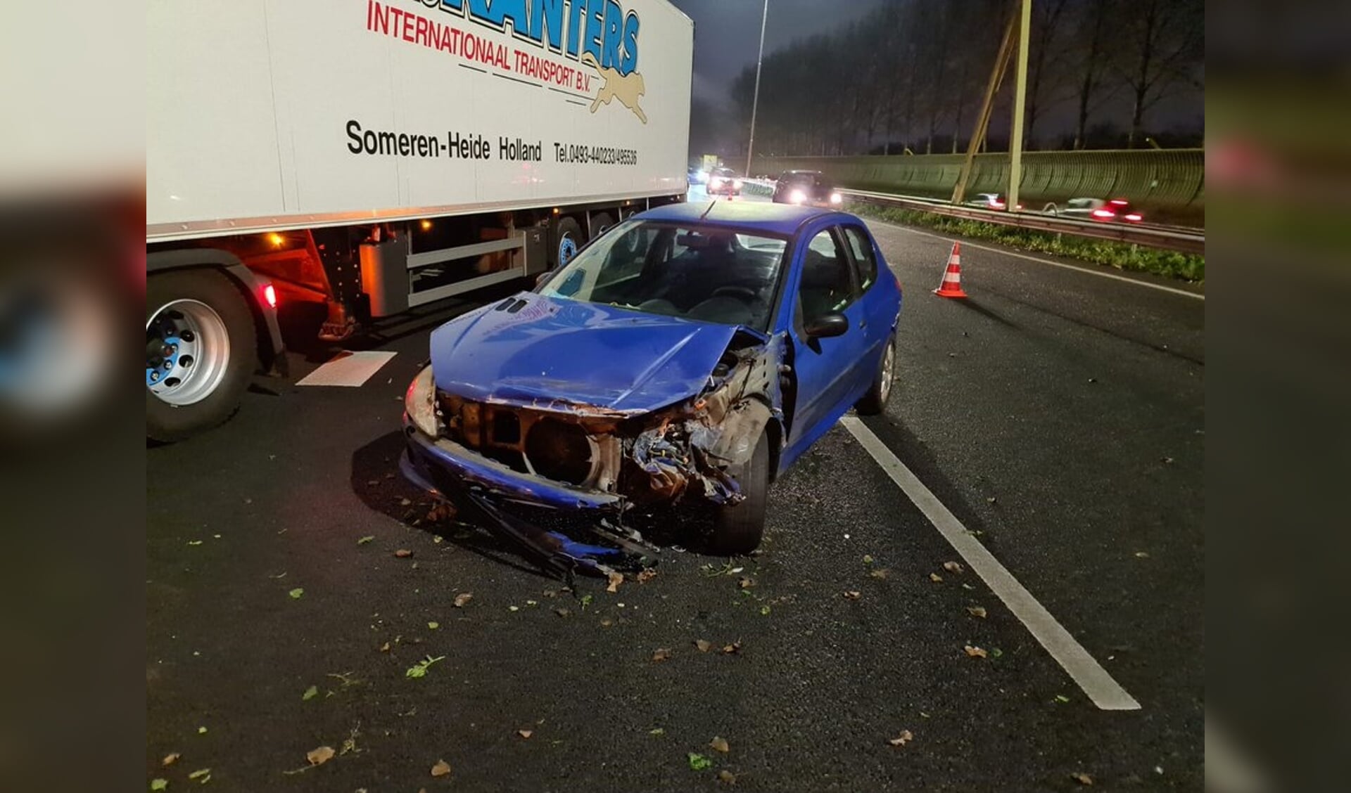 • Een van de auto's die betrokken was bij het eerste ongeval op de A15.