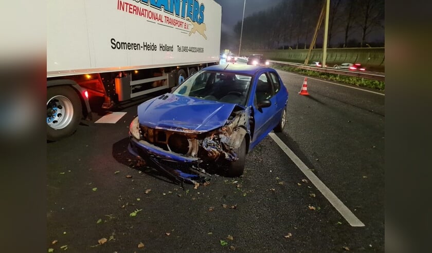 • Een van de auto's die betrokken was bij het eerste ongeval op de A15.