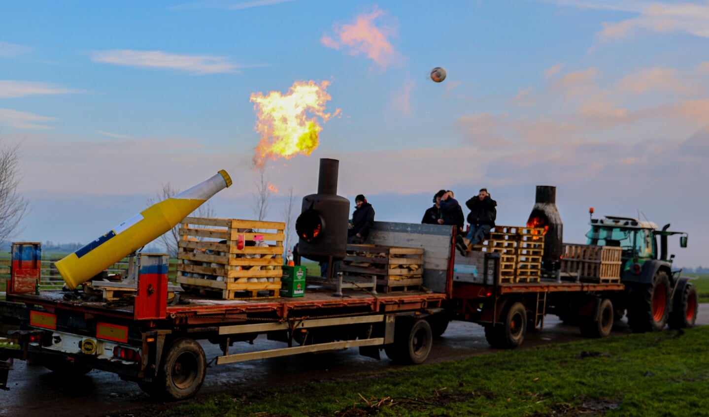 • Carbidschieten Ottoland 2020: coronafles op de platte kar.