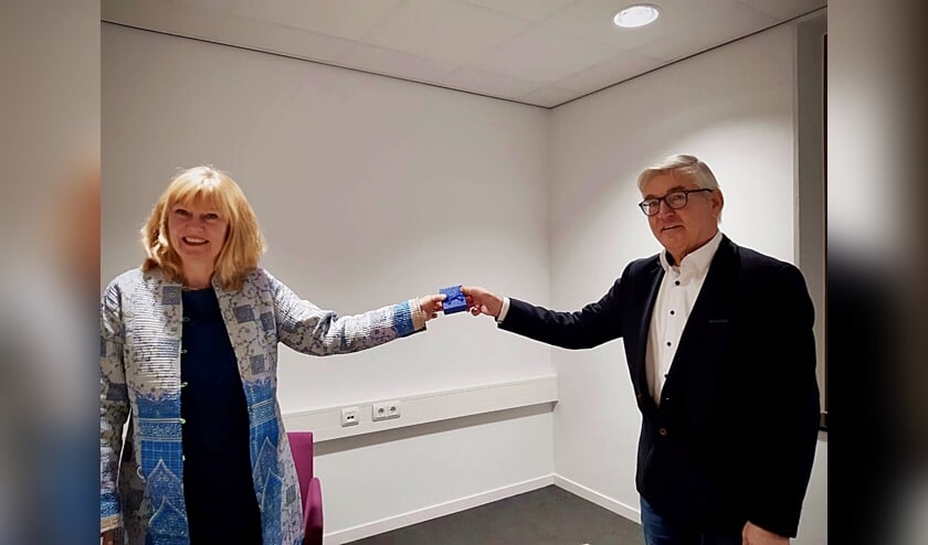 • Wethouder Corine Verver overhandigt de gouden K aan Bas den Hartog.