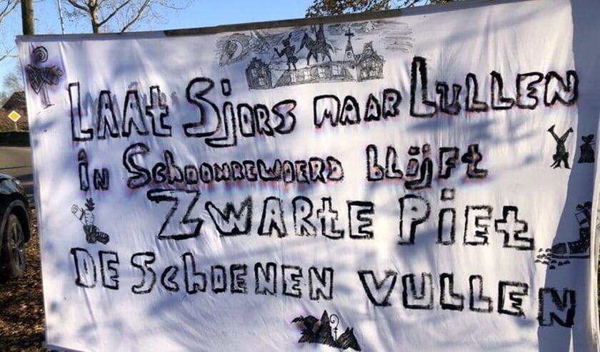 <p>• Het spandoek in Schoonrewoerd.</p>