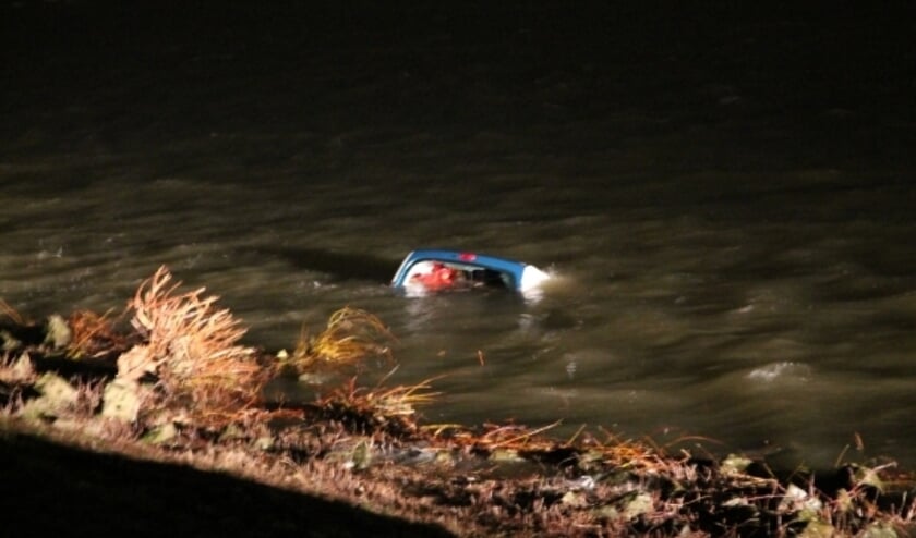 Auto te water in de Waal in Tiel