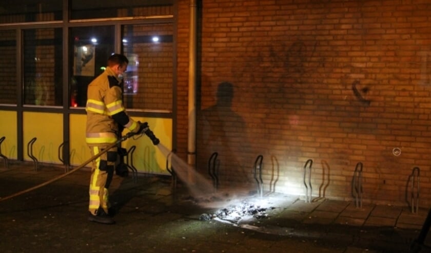 Politie Tiel blust buitenbrand