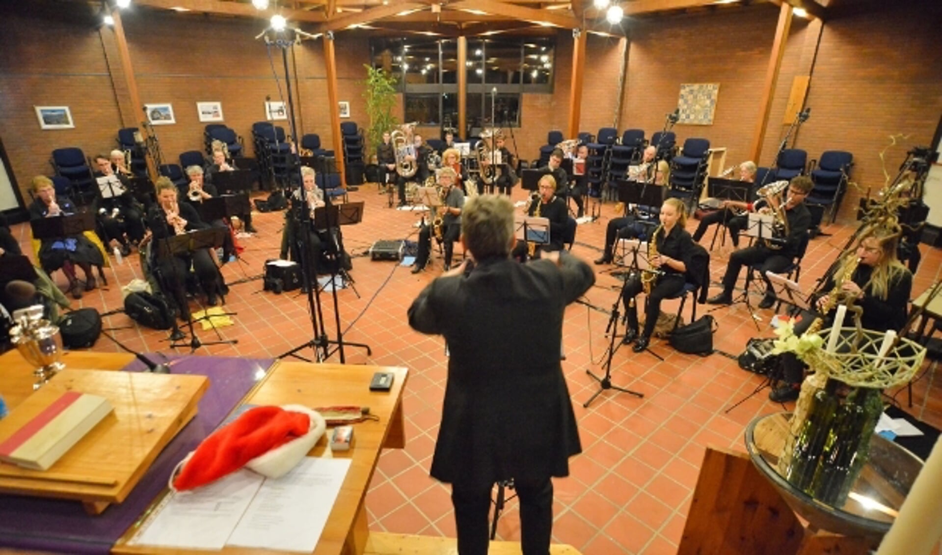 Muziekvereniging Linfano, onder leiding van de nieuwe dirigent Lucienne de Valk, tijdens de opnamen van de twee kerstnummers in Het Kruispunt. Foto: Paul van den Dungen