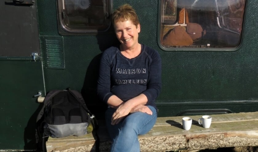 <p>Corine geniet enorm van de wandelen in de natuur. Een bruine boterham in haar rugzak is voldoende. Ook vrijwilligerswerk houdt haar lekker bezig in coronatijd. Foto: Peter Lücker</p>