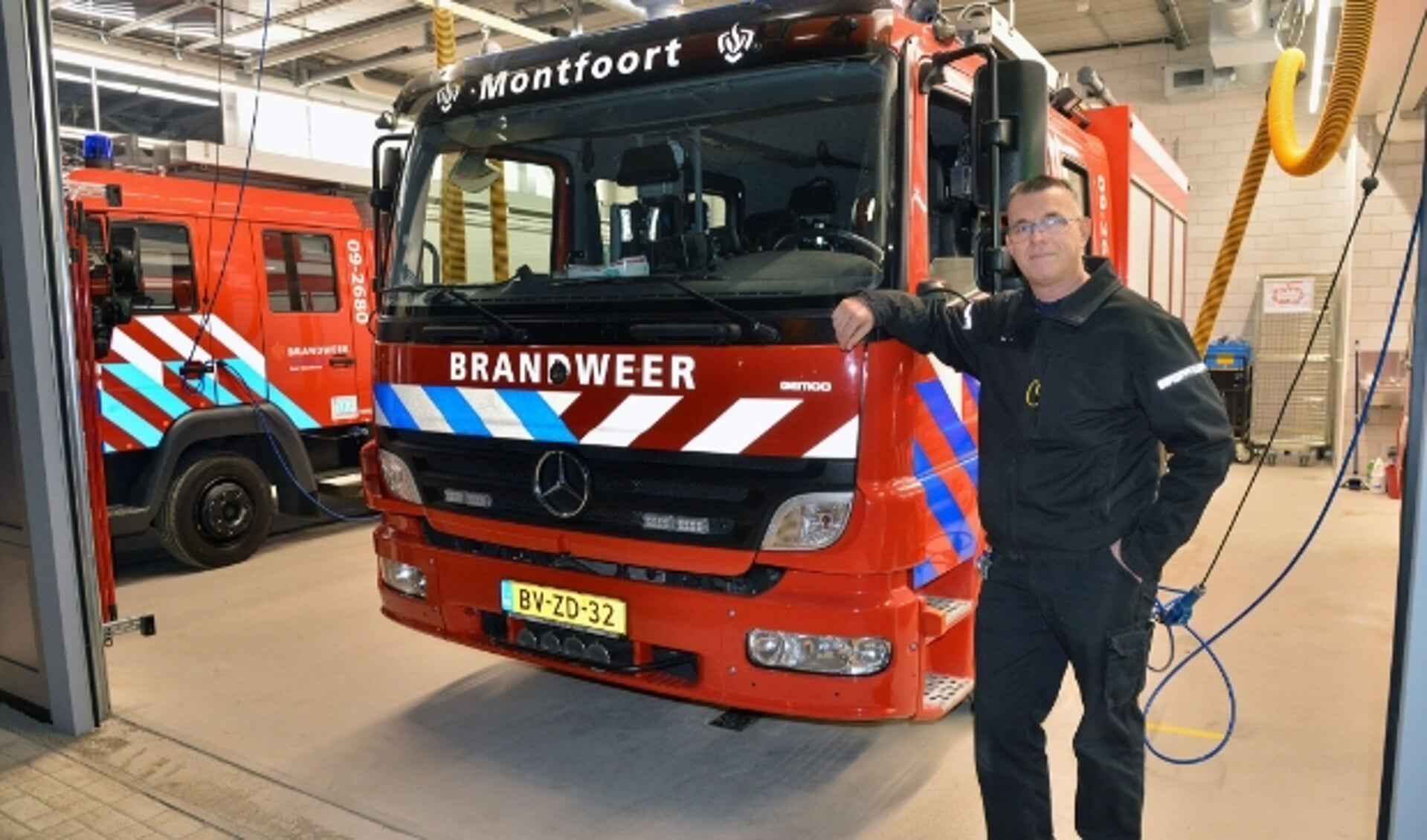 Postcommandant Paul Ebskamp bij de ingang van de nieuwe brandweerkazerne aan de Anne Franklaan. Foto: Paul van den Dungen